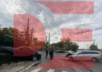 Accident grav pe strada Vasile Lupu din capitală. Un Mercedes s-a tamponat cu un BMW | FOTO