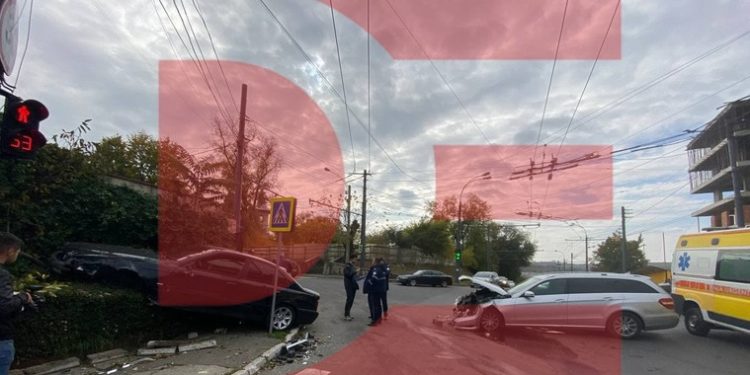 Accident grav pe strada Vasile Lupu din capitală. Un Mercedes s-a tamponat cu un BMW | FOTO
