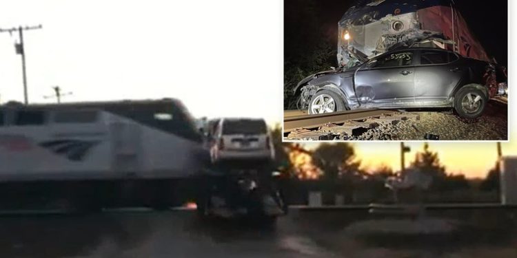 Accident spectaculos: Un tren lovește în plin un trailer care transporta mașini și care rămăsese blocat la trecerea de nivel