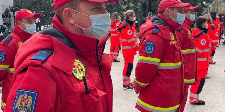 Angajații SMURD, delegați în misiunea din România, către cetățenii R. Moldova: Suferința oamenilor ne depășește. Vaccinați-vă! | VIDEO
