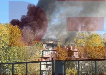 Chișinău: O mansardă, cuprinsă de flăcări, la Buiucani. 11 echipaje de pompieri, la fața locului | VIDEO