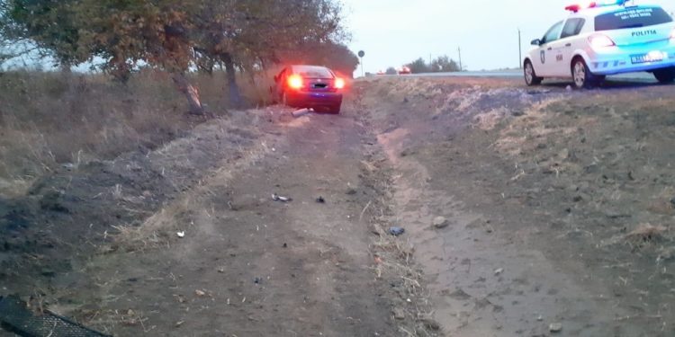 Un șofer a ajuns cu Lexus-ul într-un copac, la Căușeni: Pasagerul, spitalizat