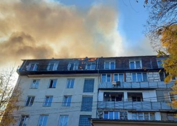 Nu știm unde vom petrece iarna. Banii care au fost promise proprietarilor mansardei incendiate sunt suficienți doar pentru procurarea unei camere de cămin | VIDEO