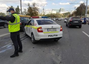 O mașină de poliţie s-a ciocnit violent cu un taxi, pe o stradă din capitală | VIDEO
