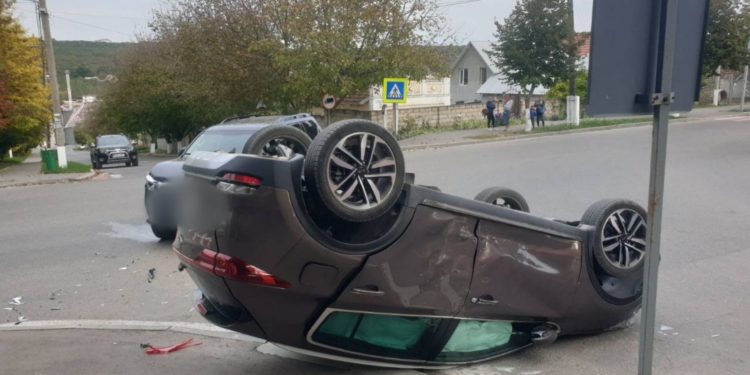 Două mașini de teren s-au ciocnit, la Orhei. Una s-a întors cu roțile spre cer