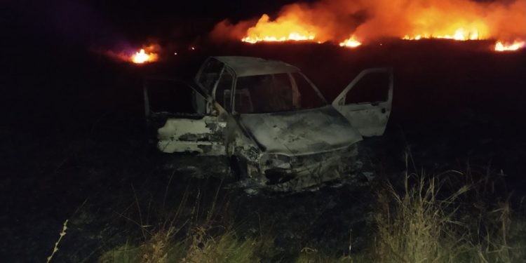 O mașină a ars ca o torță, după ce șoferul beat criță a intrat cu ea pe arătură s-a izbit de o movilă de pământ, la Orhei