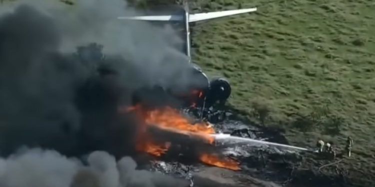Un avion cu 21 de persoane la bord a ratat decolarea și a luat foc, în Texas. Toți pasagerii s-au salvat | VIDEO
