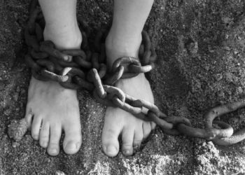 Caz terifiant la Edineț: Un tată și-a ținut fiica de 8 ani legată cu un lanț