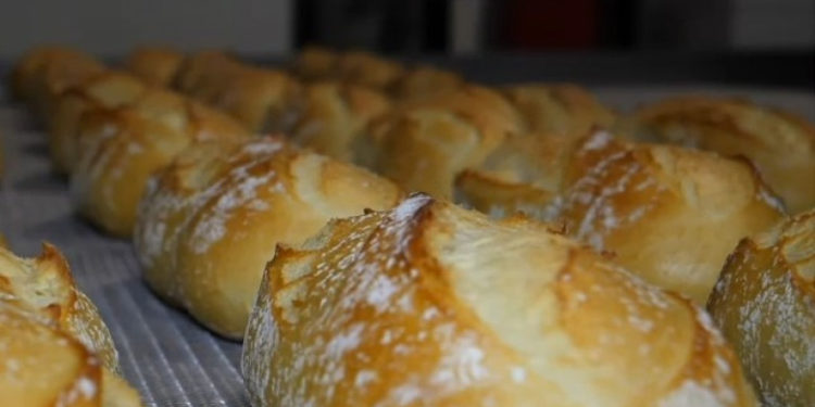 Alertă alimentară în România. Pâine contaminată cu oxid de etilenă, vândută într-un lanț de hipermarketuri