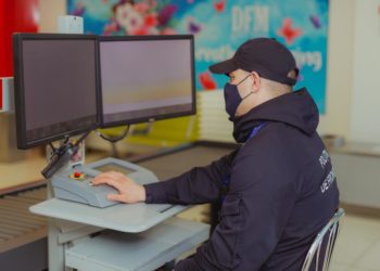 S-a pornit în Rusia cu 20.000 de dolari și 2.500 de euro nedeclarați. Un bărbat din Tiraspol, reținut pe Aeroportul Internațional Chișinău