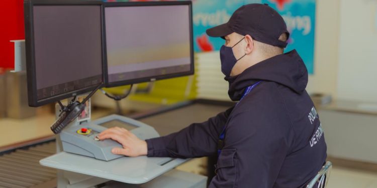 S-a pornit în Rusia cu 20.000 de dolari și 2.500 de euro nedeclarați. Un bărbat din Tiraspol, reținut pe Aeroportul Internațional Chișinău