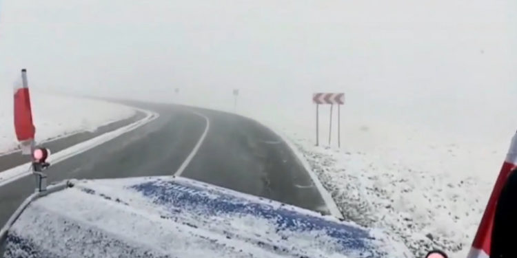 A nins în mai multe zone din România. Imaginile surprinse la Rânca și pe Transalpina, unde s-a depus deja zăpadă | VIDEO