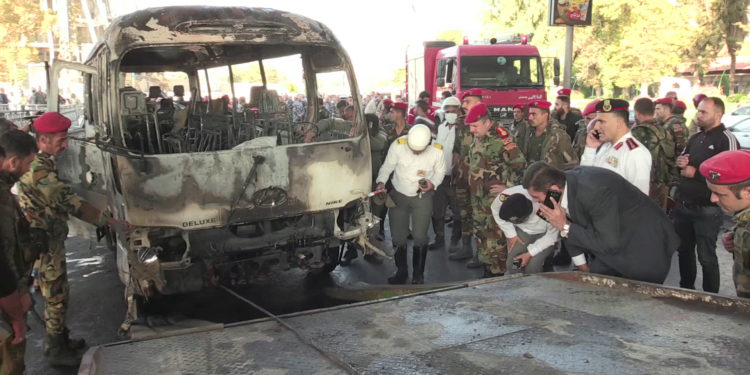 Un autobuz a sărit în aer când traversa un pod în Damasc, 13 oameni au murit. Oficialii sirieni vorbesc de o explozie teroristă | FOTO