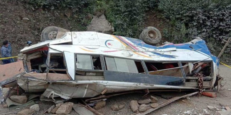 Cel puțin 25 de persoane au murit după ce un autobuz care a rămas fără frâne a căzut într-o prăpastie, în Nepal