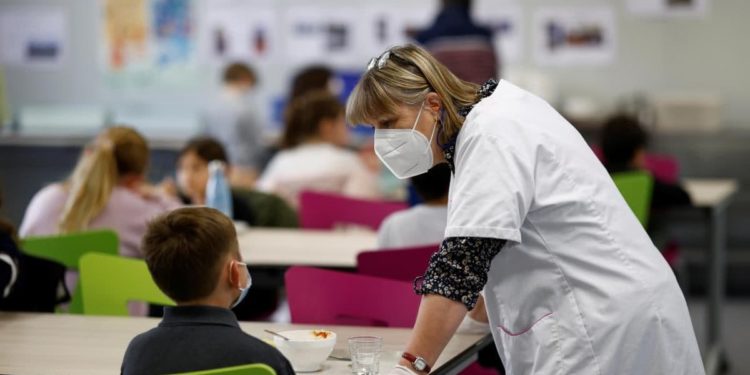 Fără vaccin, fără salariu. În Ucraina, angajații din educație care refuză imunizarea nu vor fi plătiți