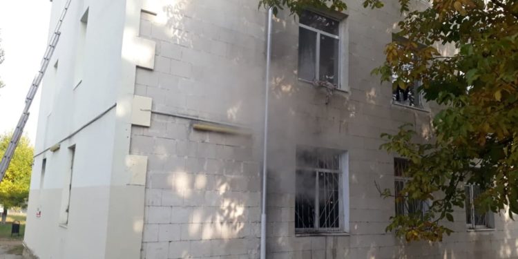 Incendiu la un cămin studențesc din capitală. Una din odăile de la primul etaj a luat foc