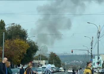 Fum negru în Capitală: arde acoperișul unui atelier de poligrafie | VIDEO/FOTO