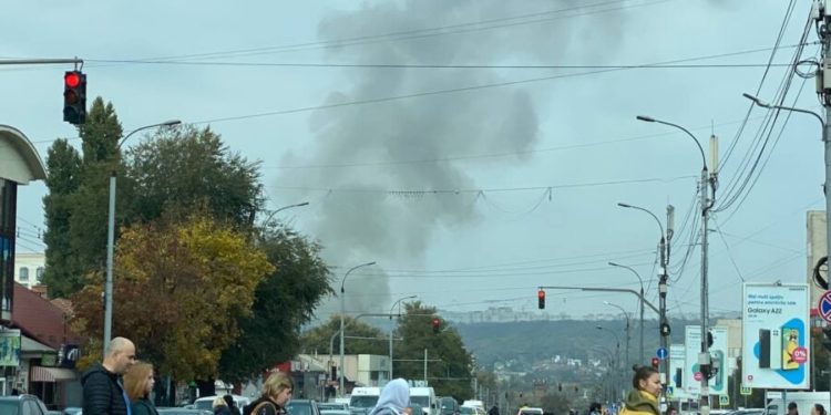 Fum negru în Capitală: arde acoperișul unui atelier de poligrafie | VIDEO/FOTO