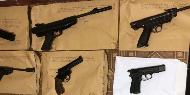 Comercializau ilegal arme pe internet. Poliția a reținut cinci persoane | VIDEO