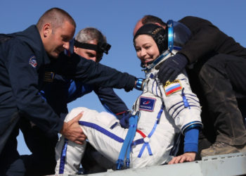 Спасатели помогли киноэкипажу покинуть спускаемый аппарат «Союза»