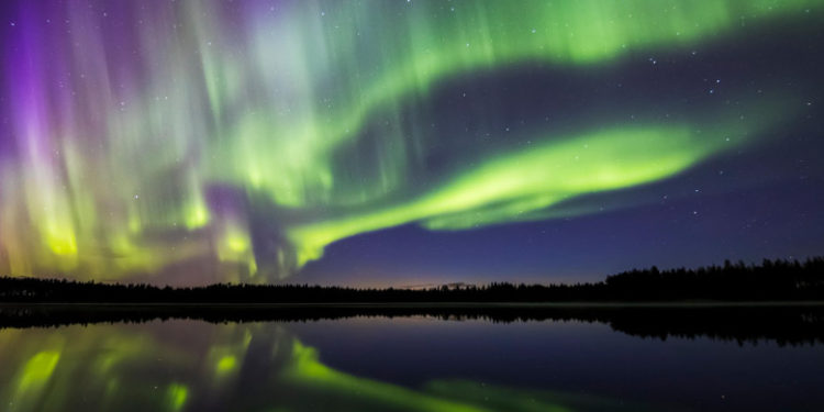 Din cauza unei furtuni geomagnetice care a lovit Pământul, aurorele boreale vor străluci mai la sud decât de obicei