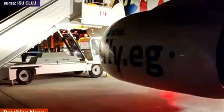 Trenul de aterizare al unui avion a luat foc pe Aeroportul din Cluj. Traficul pe aeroport a fost închis temporar | VIDEO