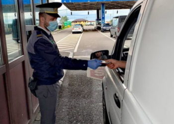 O femeie s-a ales cu dosar penal, după ce a plătit 300 de dolari pentru un permis de conducere