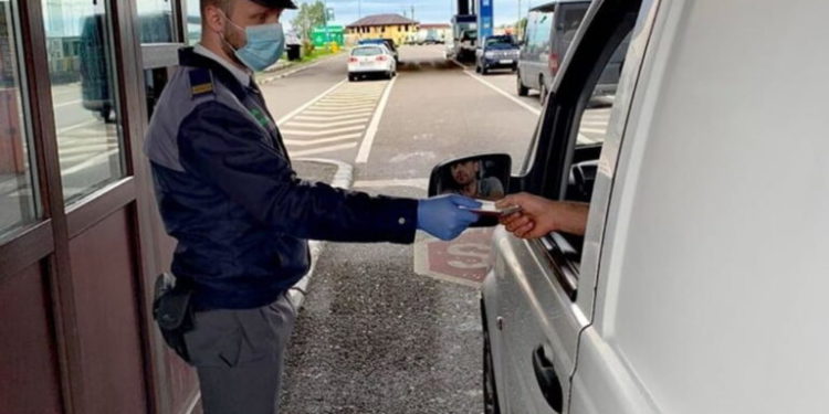 O femeie s-a ales cu dosar penal, după ce a plătit 300 de dolari pentru un permis de conducere