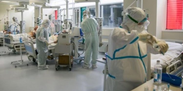 Secțiile de terapie intensivă din spitalele din țară sunt pline, dar, chiar dacă sunt pe cale de a fi intubați, mulți pacienți nu cred în Covid