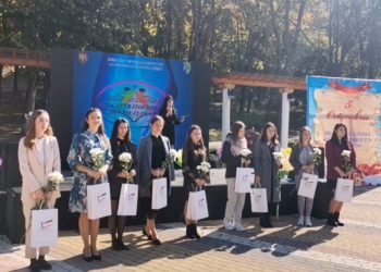 Flori, aplauze și diplome de recunoștință. Profesorii din Orhei au avut parte de un moment festiv, organizat în aer liber | VIDEO