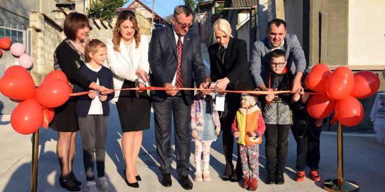 Echipa Partidului „ȘOR” continuă modernizarea curților de bloc din Orhei