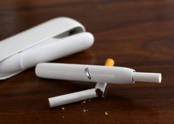 Mai puțină nicotină. Proiectul privind accesul la țigările electronice, adoptat în lectura a doua