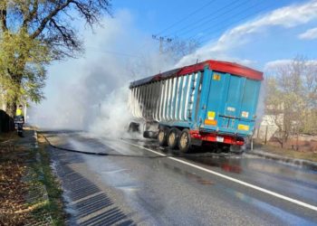 Drumul Comrat-Chișinău, blocat: Arde o autocisternă | VIDEO