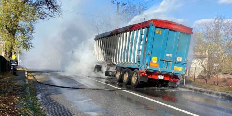 Drumul Comrat-Chișinău, blocat: Arde o autocisternă | VIDEO