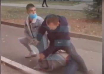 Un bărbat a spart geamul unui chioșc din centrul Capitalei și a furat 600 de lei. A fost reținut de trecători | VIDEO