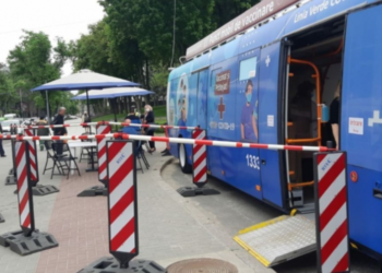 Unde staționează astăzi cele două puncte mobile pentru vaccinarea anti-COVID-19: un troleibuz și un autobuz