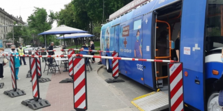 Unde staționează astăzi cele două puncte mobile pentru vaccinarea anti-COVID-19: un troleibuz și un autobuz