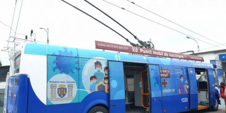 Amplasarea punctelor mobile pentru vaccinarea antiCOVID-19, un troleibuz și un autobuz
