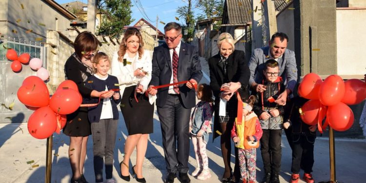 Echipa Partidului „ȘOR” continuă să construiască drumuri din beton, la Orhei | VIDEO