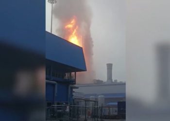 Explozie de gaze, urmată de un incendiu puternic la o uzină din regiunea Amur din Rusia. Peste 2.500 de oameni au fost evacuați | VIDEO