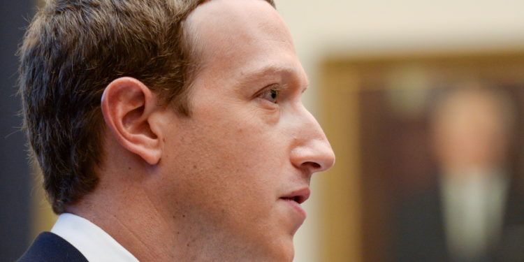 Цукерберг потерял миллиарды долларов после сбоев Facebook, Instagram и WhatsApp