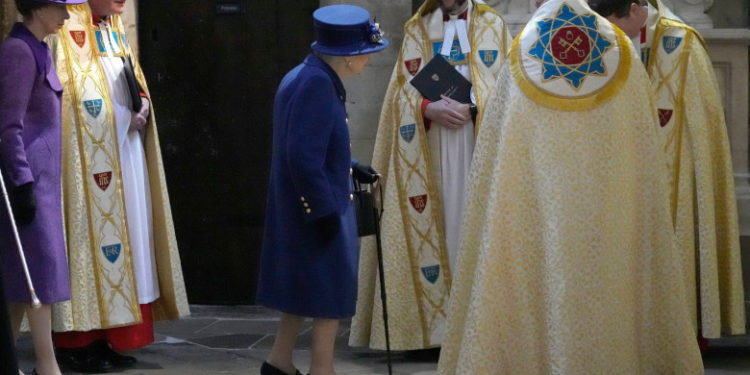 Regina Elisabeta a II-a a Marii Britanii a apărut în baston la un eveniment public | VIDEO