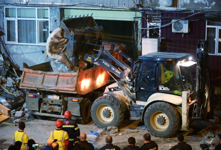 Zi de doliu național în Georgia, după prăbușirea unei clădiri. Cu mâinile goale, oamenii caută supraviețuitori printre dărâmături | FOTO