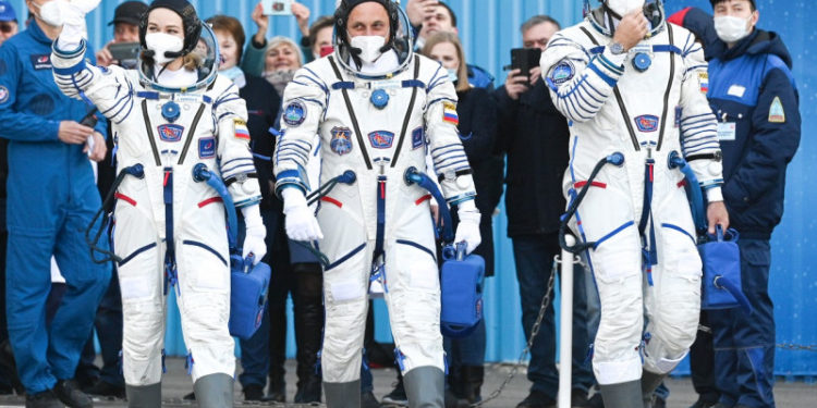 O actriță și un regizor ruși au fost trimiși pe Stația Spațială Internațională să filmeze primul film în spațiu | VIDEO