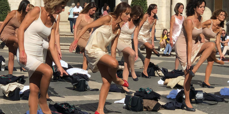 Protest inedit la Roma. Fostele stewardese de la Alitalia s-au dezbrăcat în centrul capitalei italiene în semn de protest | VIDEO