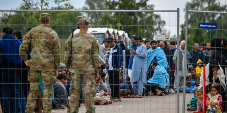 Şeful diplomaţiei UE: Statele membre ar trebui să primească minimum 10.000 – 20.000 de refugiați afgani în plus