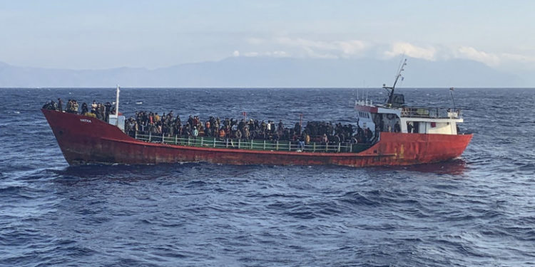 O navă turcească cu 400 de refugiați la bord a fost preluată din larg de Grecia