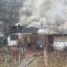 O casă bătrânească din capitală, mistuită de flăcări: Trei echipaje de pompieri au intervenit | FOTO