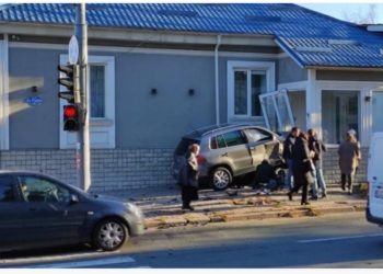 Авария в столице: Одна из машин влетела в здание