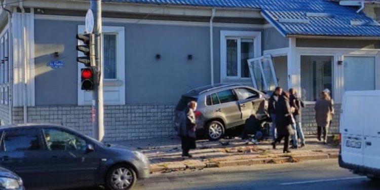 Авария в столице: Одна из машин влетела в здание